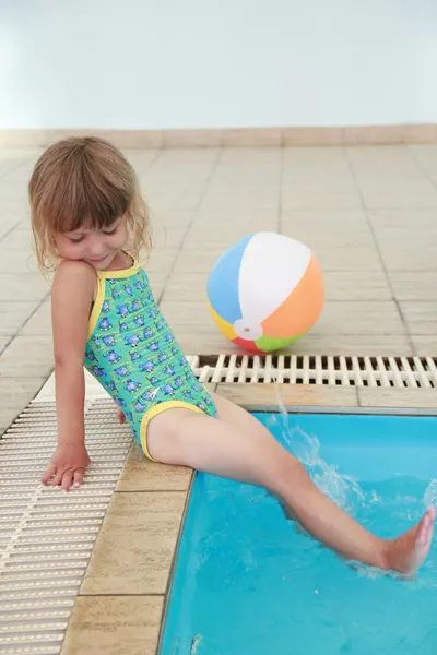 Klein meisje in het zwembad water — Stockfoto