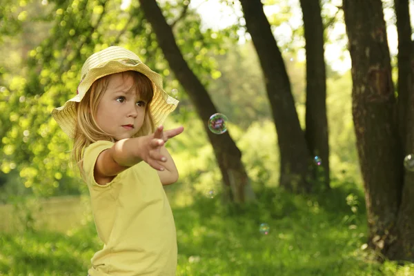 Belle petite fille dans un chapeau sur la nature — Photo