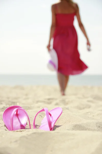 Girl with slippers on a beach — Stock Photo, Image