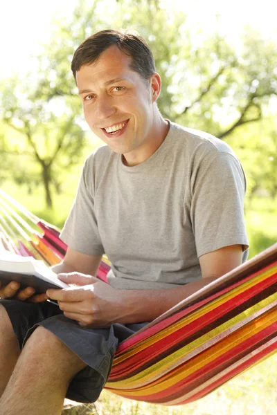 Een jonge man lezen van de Bijbel — Stockfoto