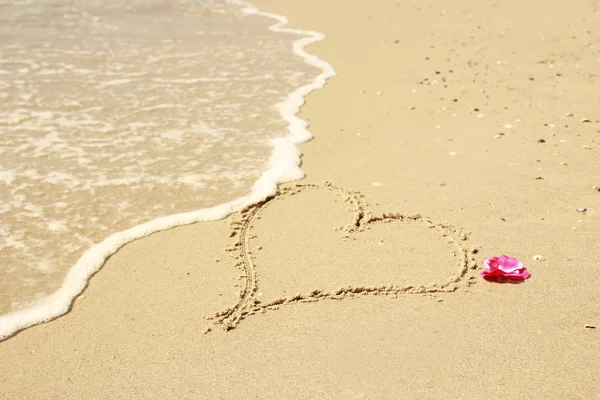 Corazón en la arena en la playa — Foto de Stock