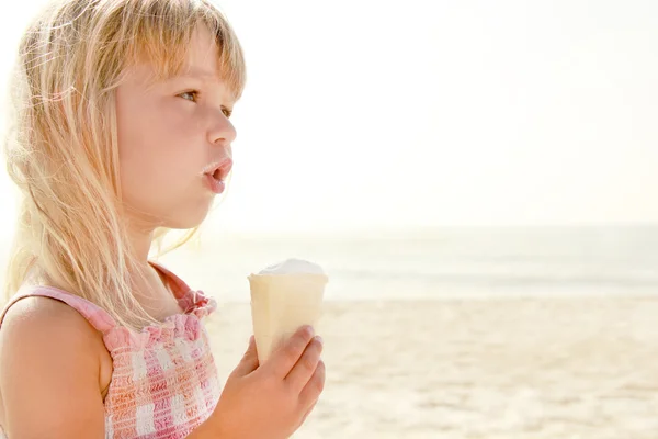 海の上のアイスクリームを持つ子供 — ストック写真