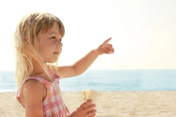 海の上のアイスクリームを持つ子供 — ストック写真