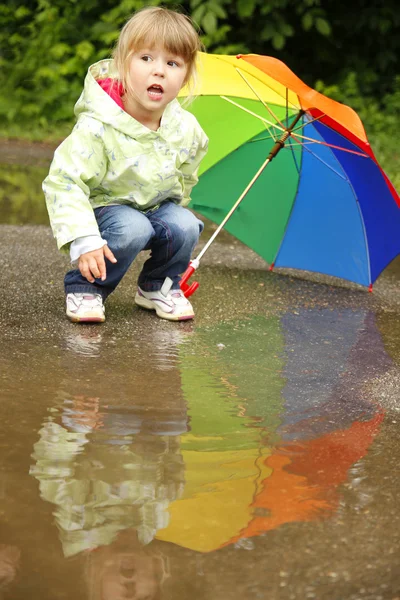 Flicka med ett paraply i regnet — Stockfoto
