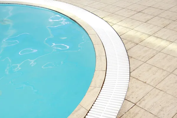 Stegen i en vatten pool — Stockfoto