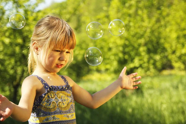 Menina com bolhas de sabão — Fotografia de Stock