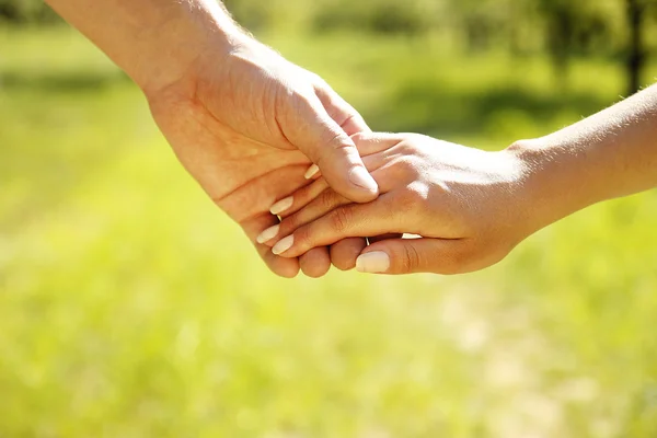 Twee paar handen in liefde — Stockfoto