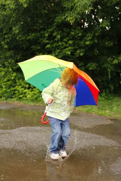 Bir şemsiye yağmur ile kız — Stok fotoğraf