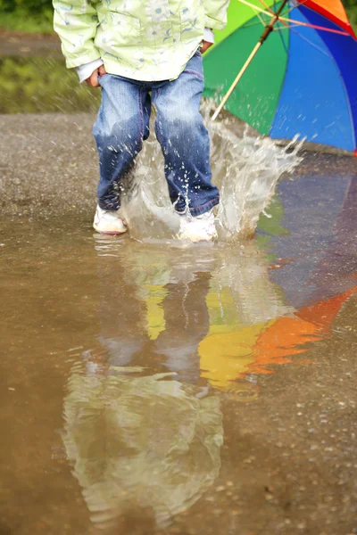 Fille avec un parapluie sous la pluie — Photo