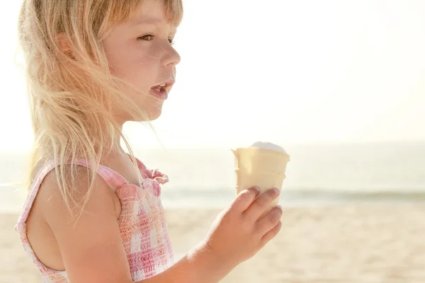 Criança com sorvete no mar — Fotografia de Stock