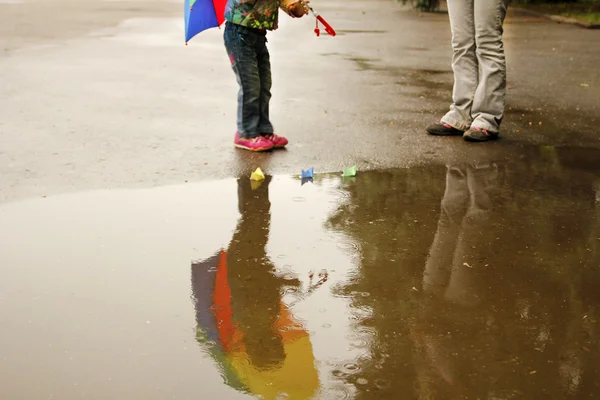 Beautiful little girl with an umbrella — Stock Photo, Image