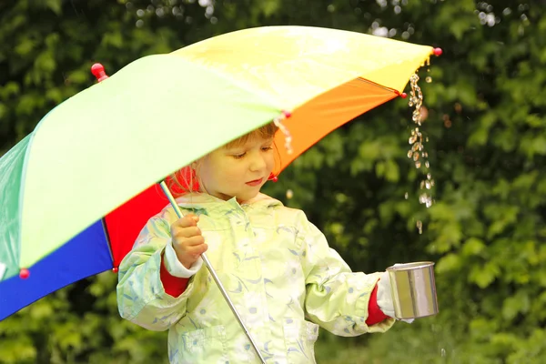 Dívka s deštníkem v dešti — Stock fotografie