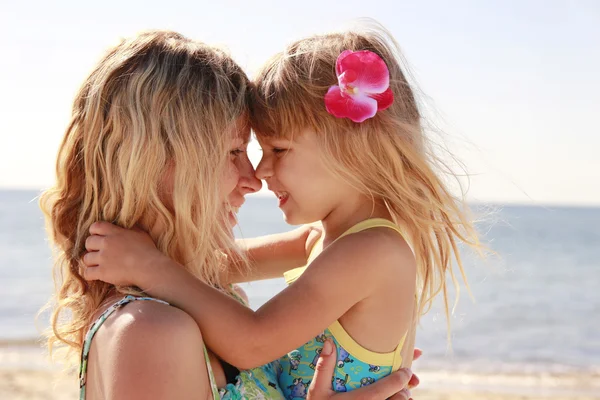 Mama and her little daughter on the beach — Stock Photo, Image