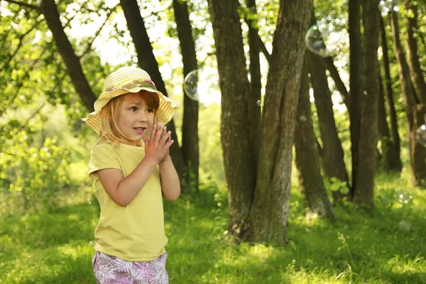 Hermosa niña en un sombrero en la naturaleza —  Fotos de Stock