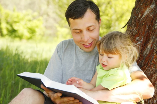 Pai com sua filhinha lê a Bíblia — Fotografia de Stock
