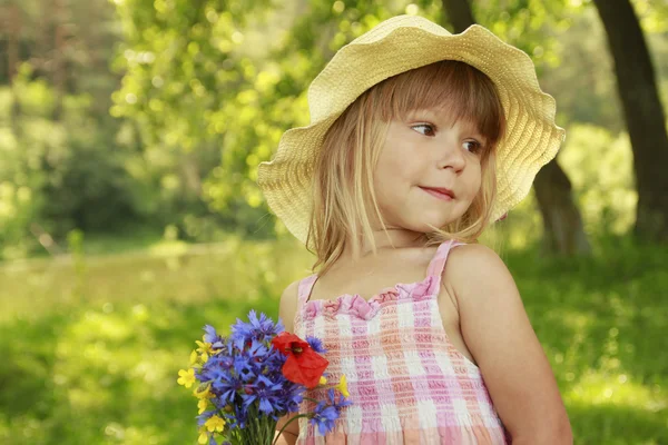 Krásná holčička v klobouku na povaze — Stock fotografie