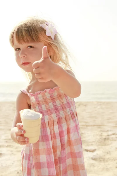 Bambino con gelato sul mare — Foto Stock