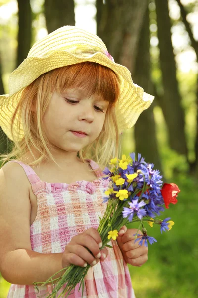 Bella bambina in un cappello sulla natura — Foto Stock