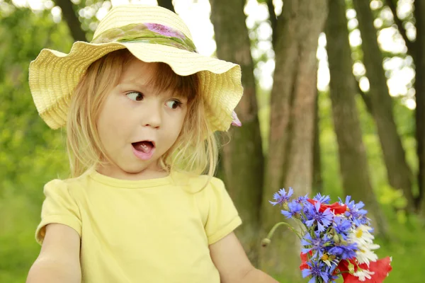 Vacker liten flicka i en hatt på natur — Stockfoto