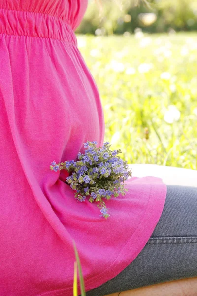 Belly of a pregnant woman — Stock Photo, Image