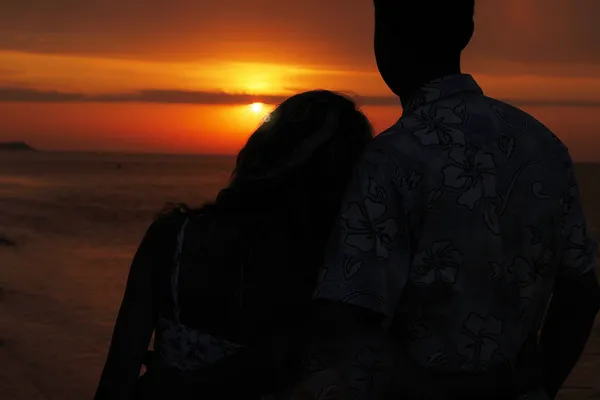 Silhouette d'un couple amoureux au coucher du soleil — Photo