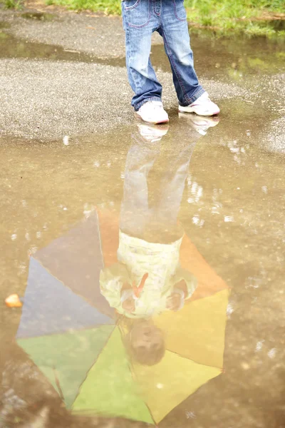 Bir şemsiye yağmur ile kız — Stok fotoğraf