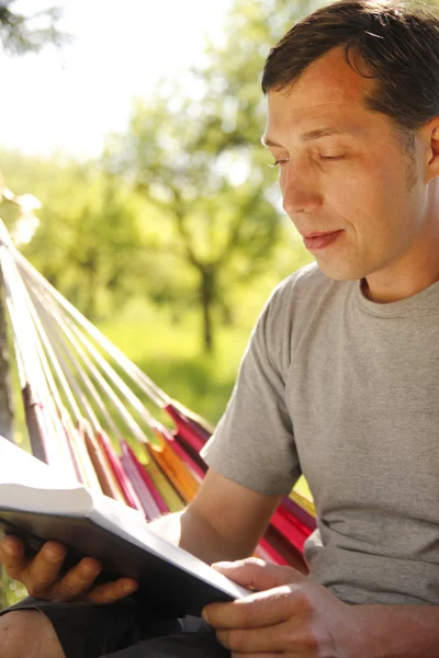 Un jeune homme lisant la Bible — Photo