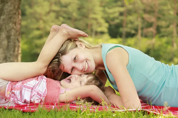 Moeder met baby op gras — Stockfoto