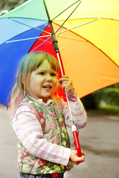 Krásná holčička s deštníkem — Stock fotografie