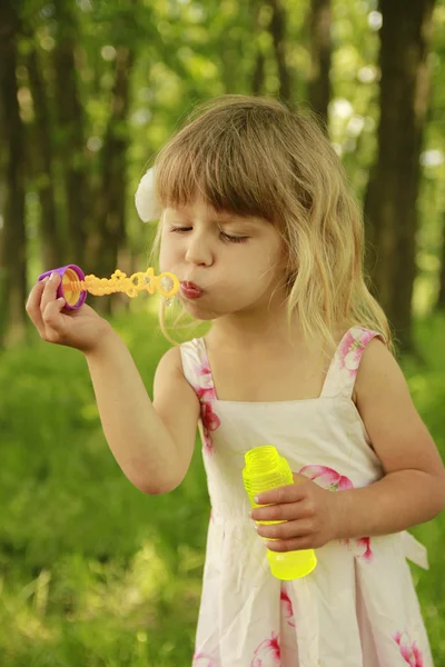 Liten flicka med såpbubblor — Stockfoto