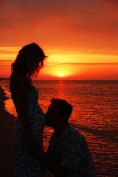 Silhouette di una coppia amorevole al tramonto — Foto Stock