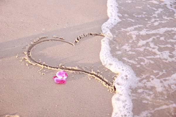 Corazón en la arena en la playa — Foto de Stock