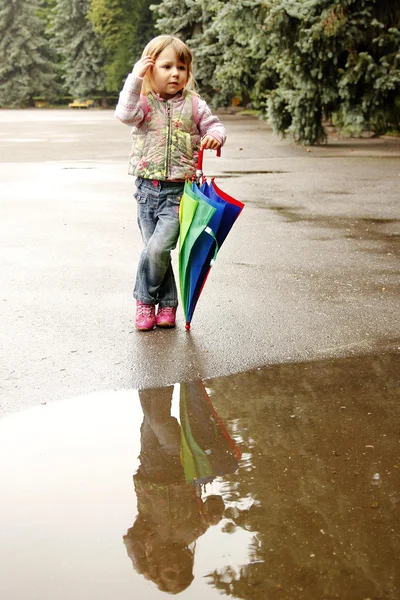 Vacker liten flicka med ett paraply — Stockfoto