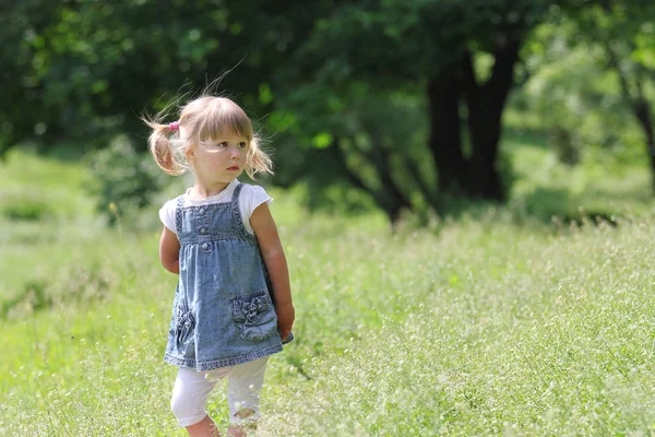 Belle petite fille sur la nature — Photo