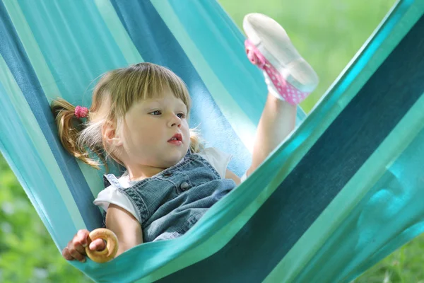 Kleines Mädchen in einer Hängematte — Stockfoto