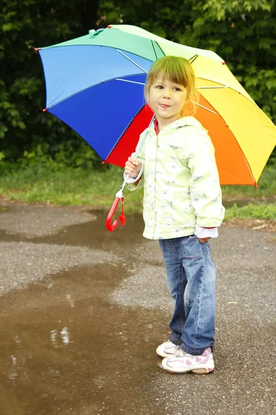 Küçük kız şemsiye yağmur — Stok fotoğraf