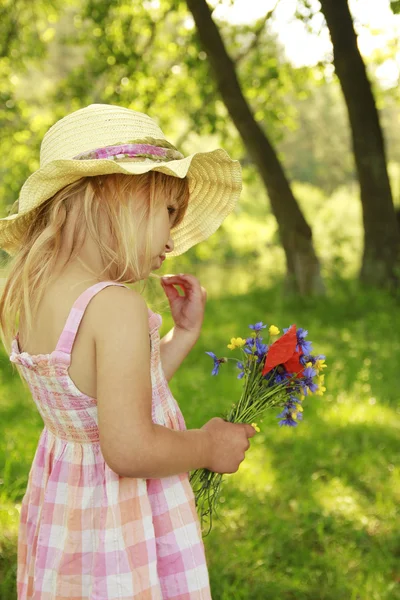 Beautiful little girl in a hat on the nature — Stock Photo, Image