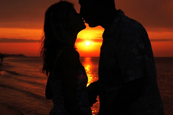 Silhouette d'un couple amoureux au coucher du soleil — Photo