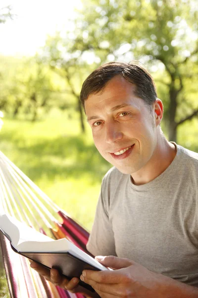 Mladý muž čtení bible — Stock fotografie