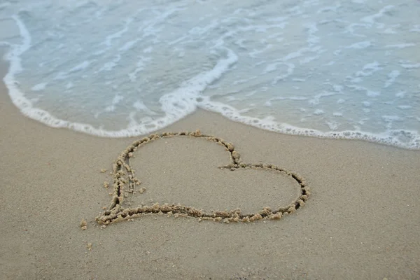 Corazón en la arena en la playa — Foto de Stock