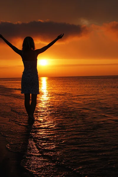 Silhouette of a girl at sunset — Stock Photo, Image