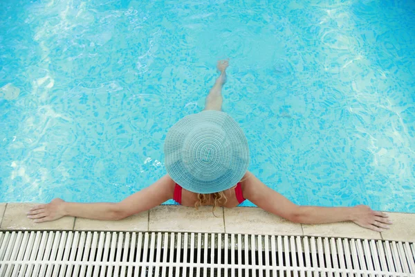 Meisje in een hoed in de pool water — Stok fotoğraf