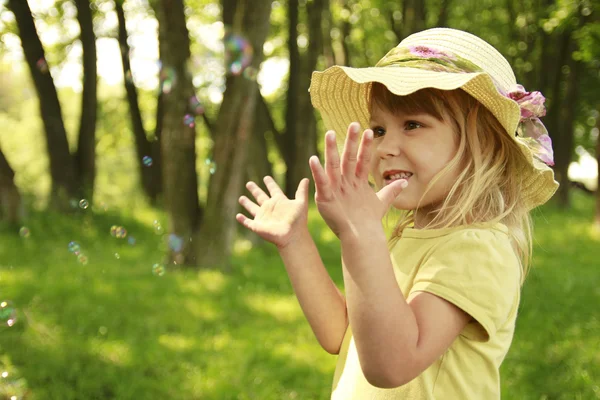 Vacker liten flicka i en hatt på natur — Stockfoto