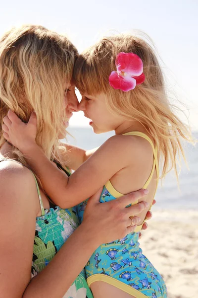 Mamá y su hijita en la playa — Foto de Stock