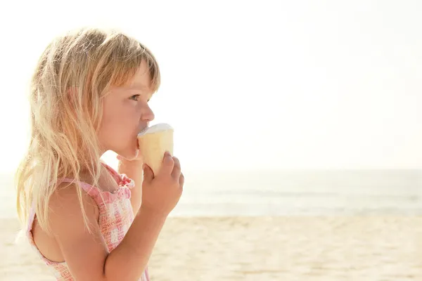 Παιδί με παγωτό στη θάλασσα — Φωτογραφία Αρχείου