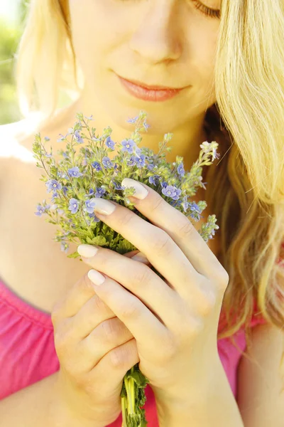 自然の花の花束を持つ少女 — ストック写真