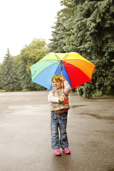 Beautiful little girl with an umbrella — Stock Photo, Image