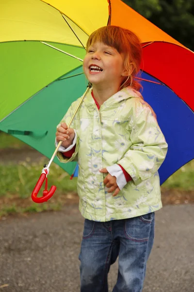 Lány, egy esernyő, az esőben — Stock Fotó