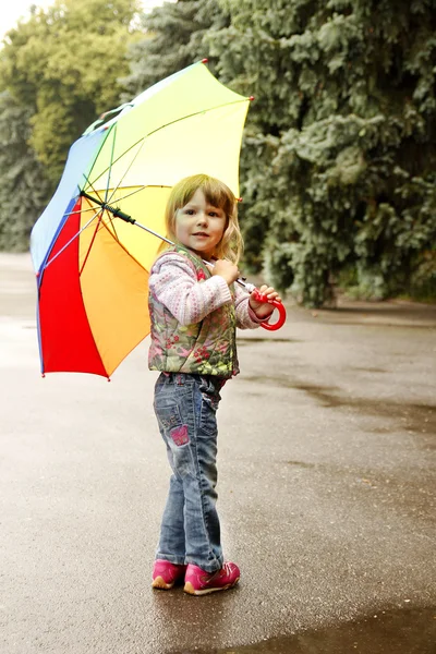 Güzel küçük kız şemsiye ile — Stok fotoğraf