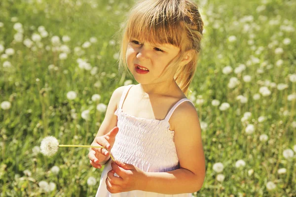 Маленькая девочка с одуванчиком — стоковое фото
